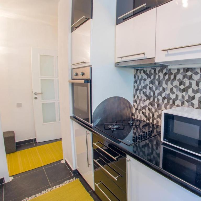 Charming Avenue Stay - One-Bedroom Apartment - 15