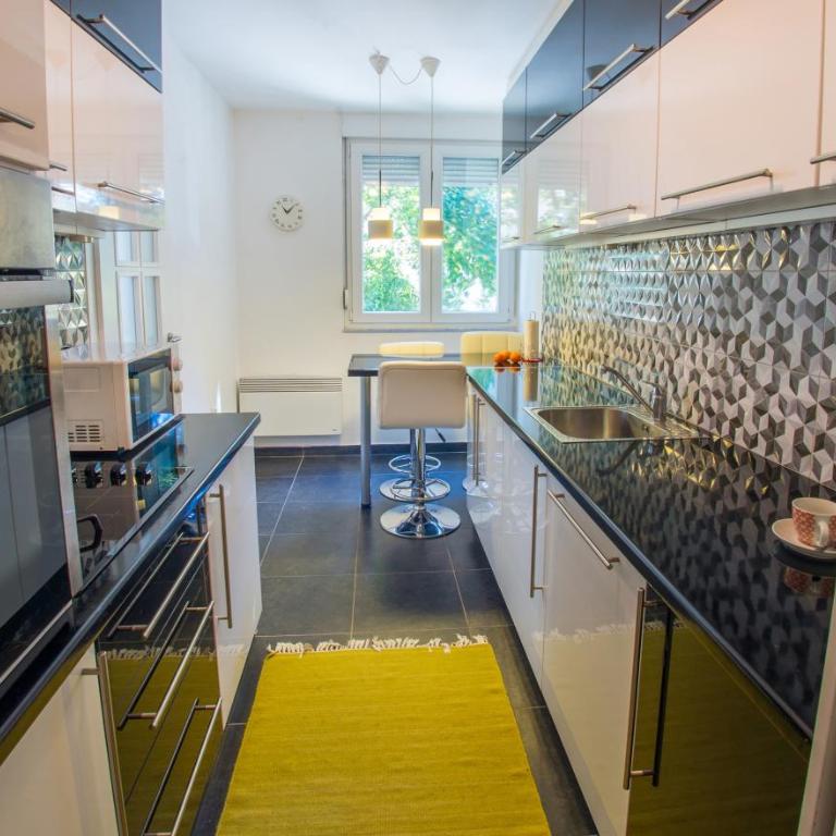 Charming Avenue Stay - One-Bedroom Apartment - 8
