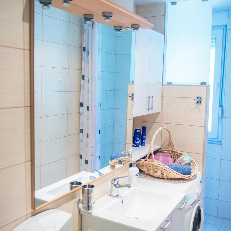 Charming Avenue Stay - One-Bedroom Apartment - 35