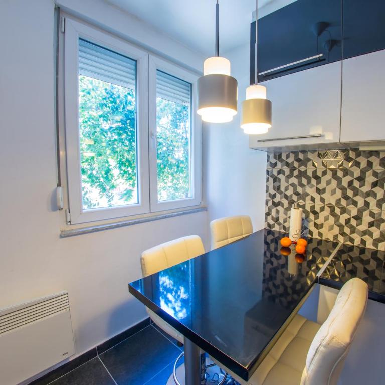 Charming Avenue Stay - One-Bedroom Apartment - 4