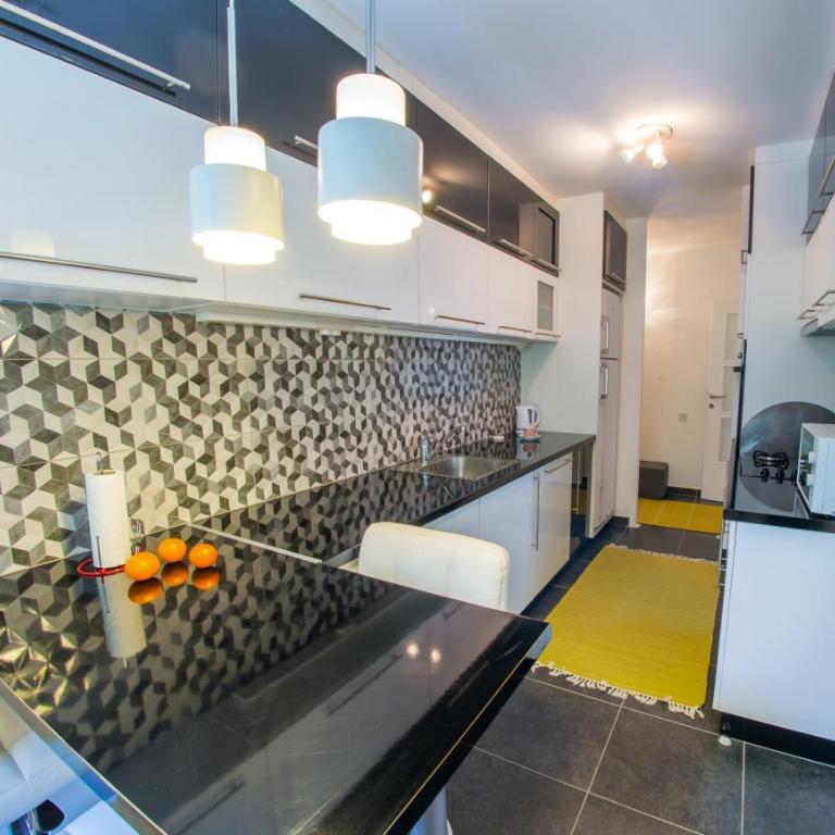 Charming Avenue Stay - One-Bedroom Apartment - 13