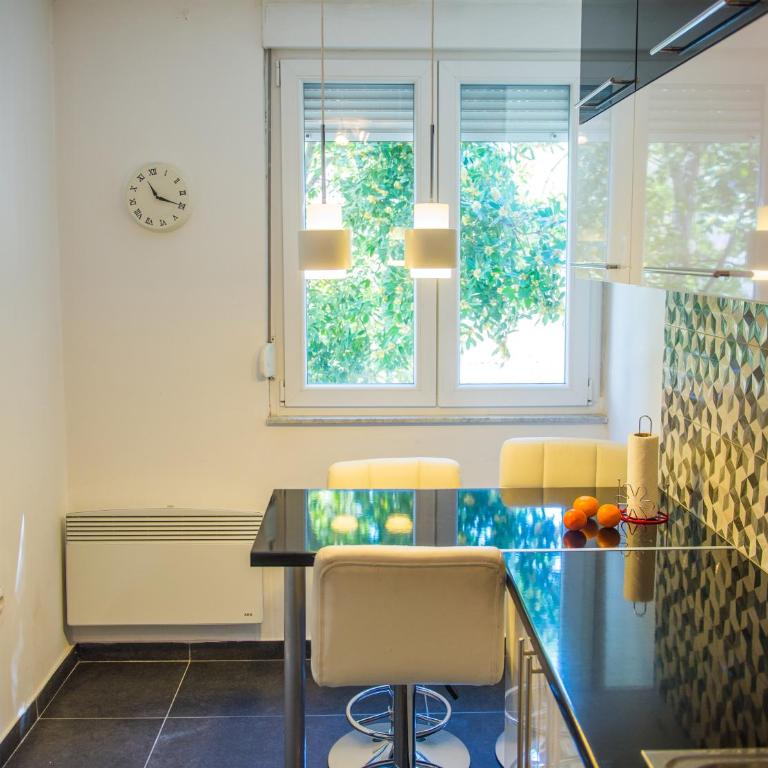 Charming Avenue Stay - One-Bedroom Apartment - 26