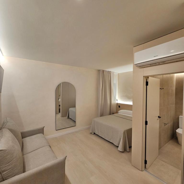 El Globo - Family Room - 2