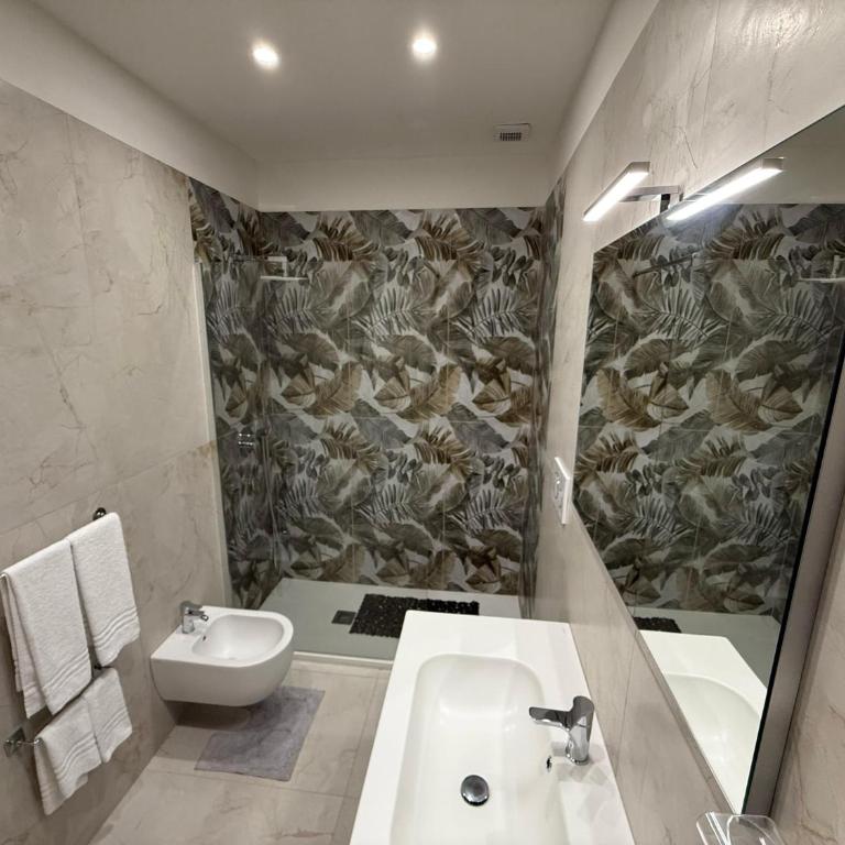 Mirror - One-Bedroom Apartment - 3