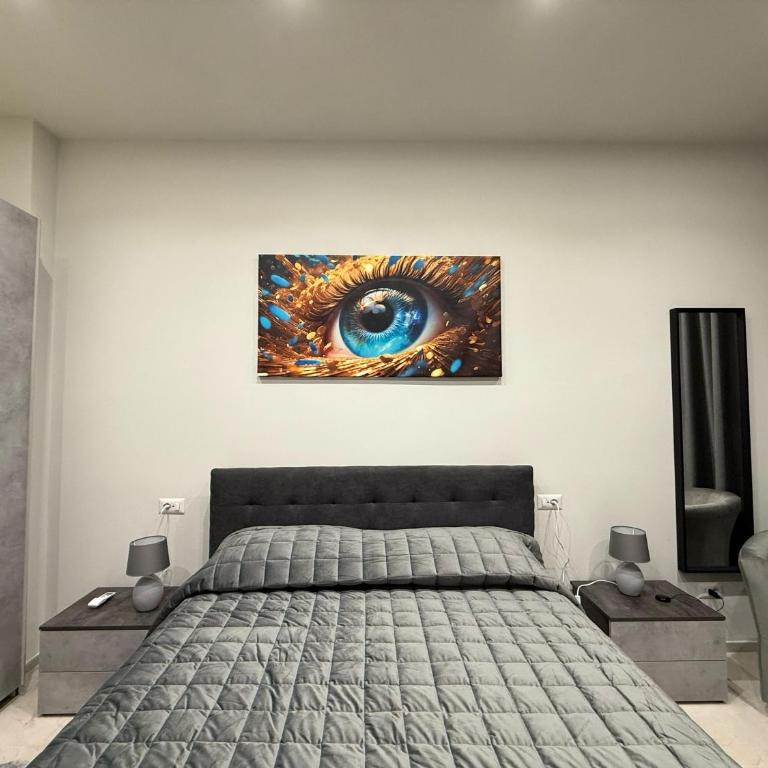 Mirror - One-Bedroom Apartment - 8