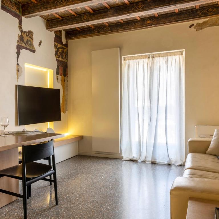 Luxury Apartment on Piazza Erbe - One-Bedroom Apartment - 12