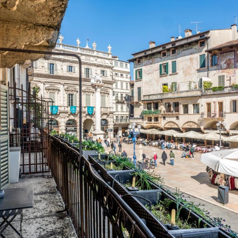 Luxury Apartment on Piazza Erbe - One-Bedroom Apartment - 10