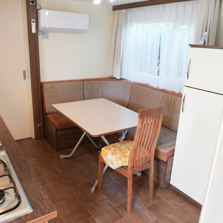 Camping Village Adriatico - Chalet con 2 Camere da Letto - 4