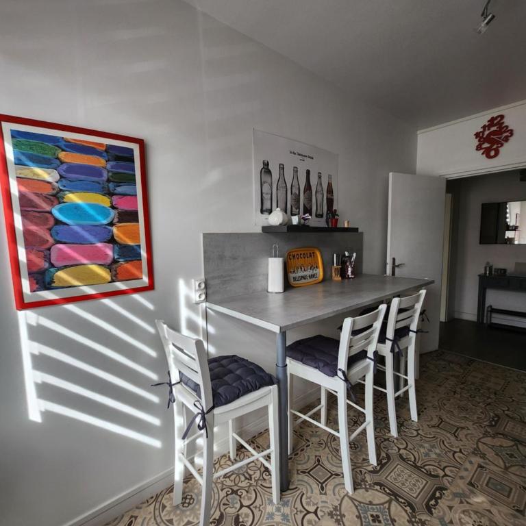 Appartement Quai Ouest, vue entrée port, Stationnement gratuit, Lits faits pour votre arrivée, serviettes de toilettes fournies - Appartement - 5