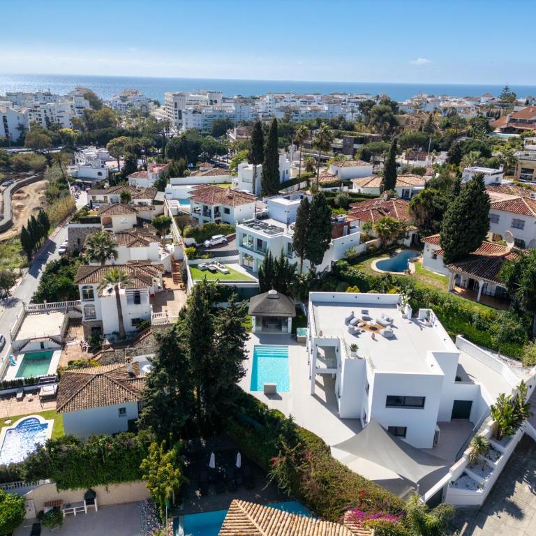 Villa Angelique, 5 BDR with Heated Private Pool in Puerto Banus - Villa - 3