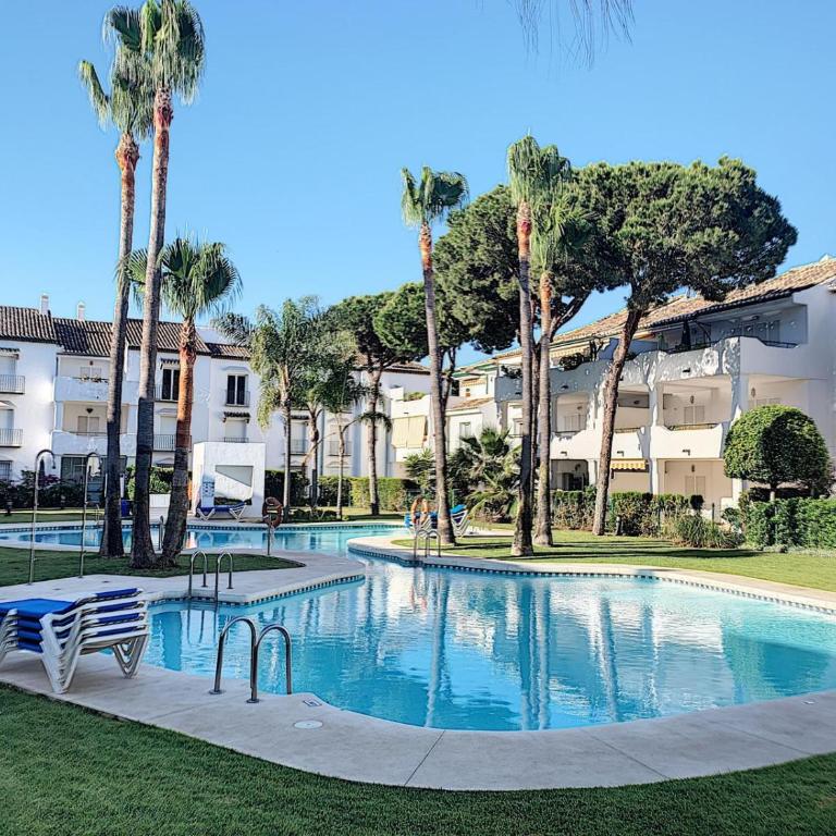 Bohemian Chic appartement famille plage et 5 piscines - Two-Bedroom Apartment with Pool View - 10