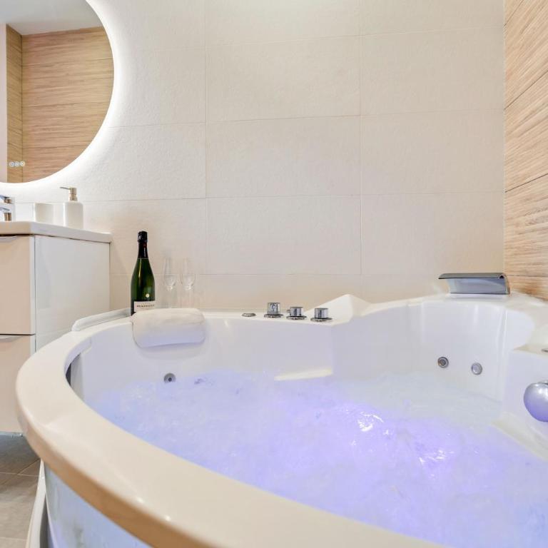 Elegant Jacuzzi Loft in Central Massena - Appartement 1 Chambre - 6