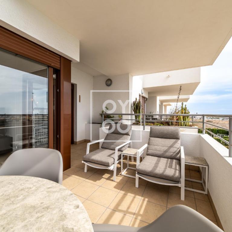 La Brisa del Mar apt with sea view, terrace, pool - by OYOOSTAYS - Apartamento de 2 dormitorios con balcón y vistas al mar - 11