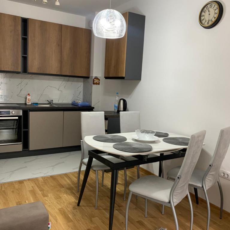 Mountain view - One-Bedroom Apartment - 1