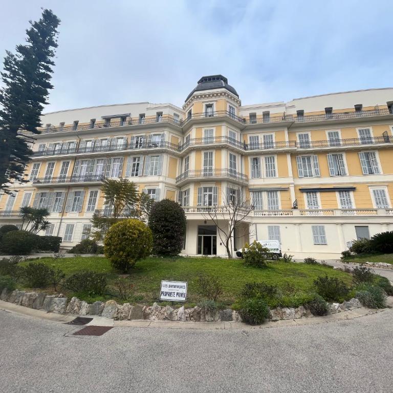 EXCEPTIONNEL !!! VENEZ SEJOURNER DANS LES 3 SUITES D'UN AUTHENTIQUE ANCIEN PALACE DE LA "BELLE EPOQUE" de 1874 !!! UNIQUE !!! - Appartement en Duplex - 21