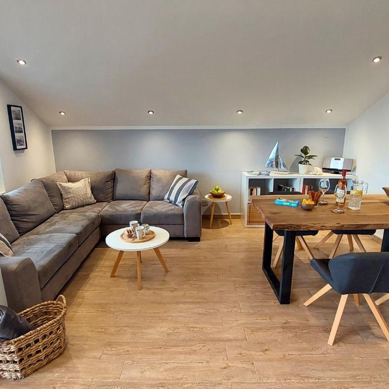 Mio Monte Apartments - Free Parking and Wi-Fi - Calm, Garden, See and Mountain View, Tivat - Porto Montenegro 2km - Two-Bedroom Apartment with Terrace and Sea View - 8