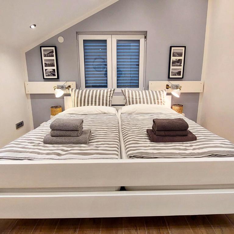 Mio Monte Apartments - Free Parking and Wi-Fi - Calm, Garden, See and Mountain View, Tivat - Porto Montenegro 2km - Two-Bedroom Apartment with Terrace and Sea View - 31