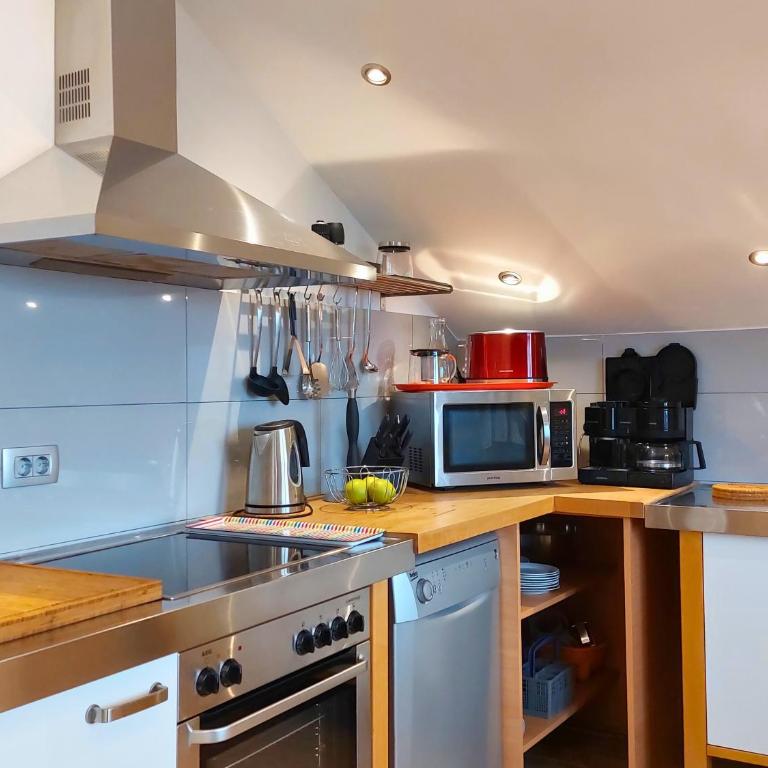 Mio Monte Apartments - Free Parking and Wi-Fi - Calm, Garden, See and Mountain View, Tivat - Porto Montenegro 2km - Two-Bedroom Apartment with Terrace and Sea View - 16