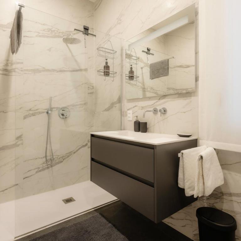 Suite Matteotti Luxury & Elegance - Appartamento con 2 Camere da Letto e Balcone - 3