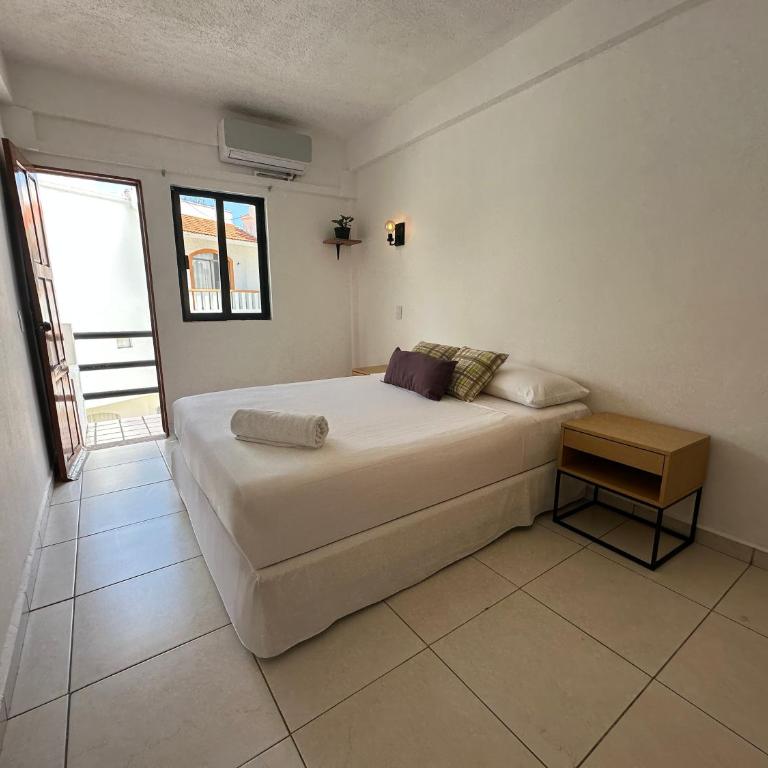 Calma Chicha Rooms - Queen Room with Balcony - 2
