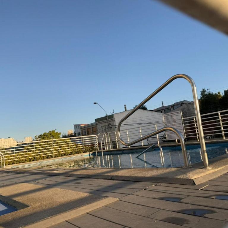 Moderno departamento, piscina y estacionamiento - Three-Bedroom Apartment - 3