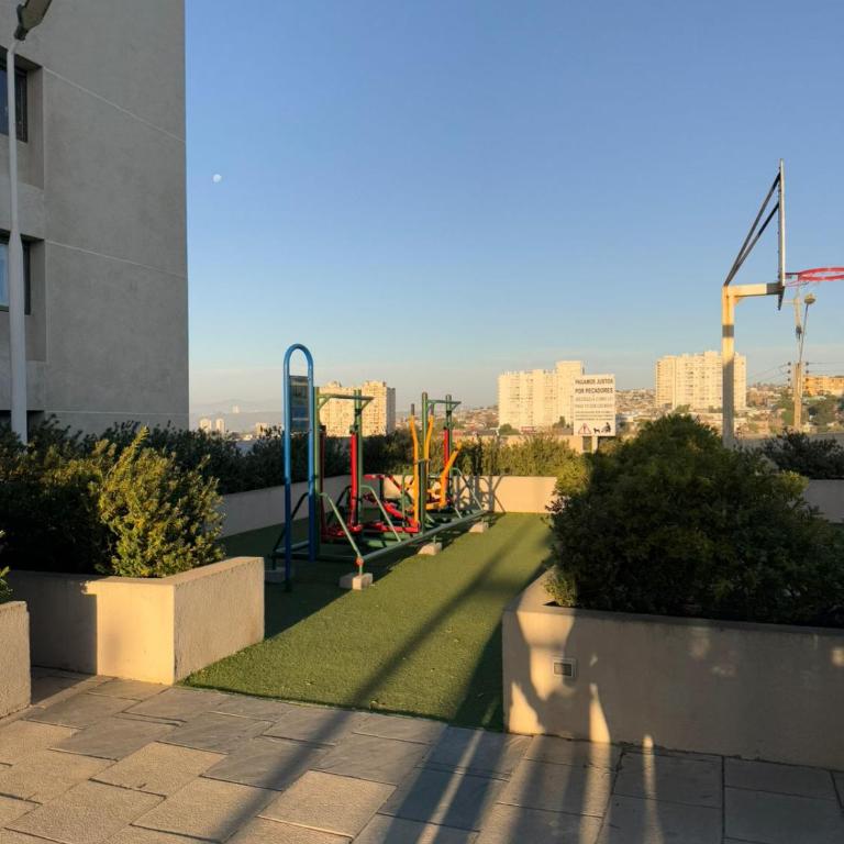 Moderno departamento, piscina y estacionamiento - Three-Bedroom Apartment - 9