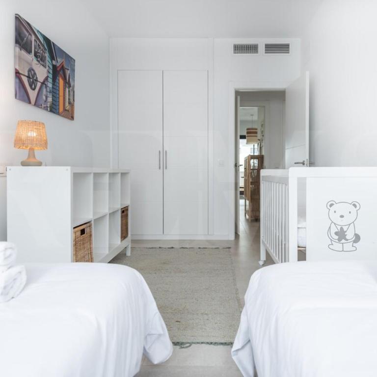 Beachside escape with parking and pool REMS - Apartamento de 2 dormitorios - 4