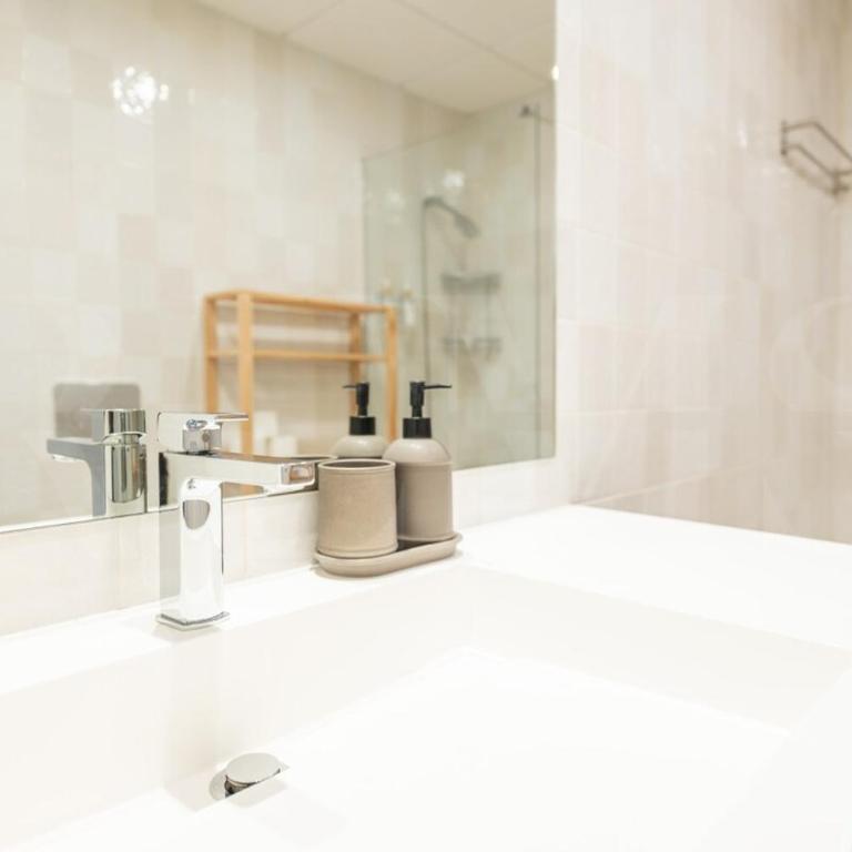 Beachside escape with parking and pool REMS - Apartamento de 2 dormitorios - 10