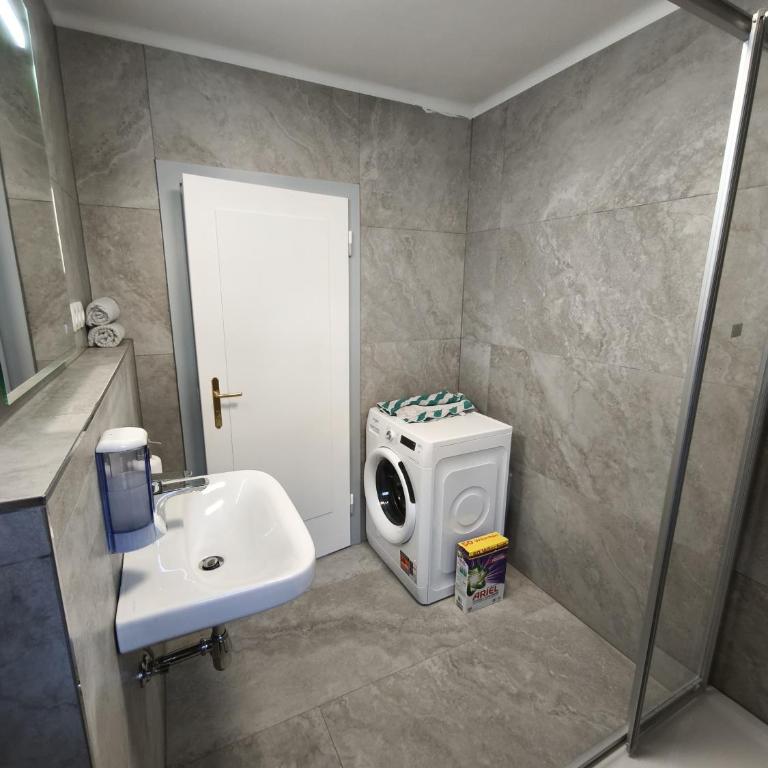 Spacious Room in Modern Flat - Doppelzimmer mit Gemeinschaftsbad - 2