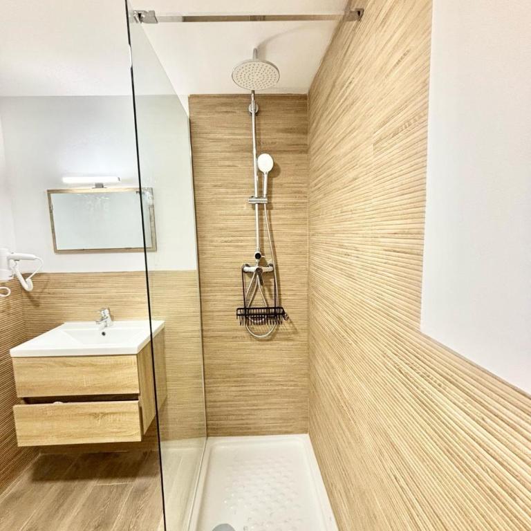 Renfe Asamblea de Madrid 01 AMCH Hospedaje - One-Bedroom Apartment - 25