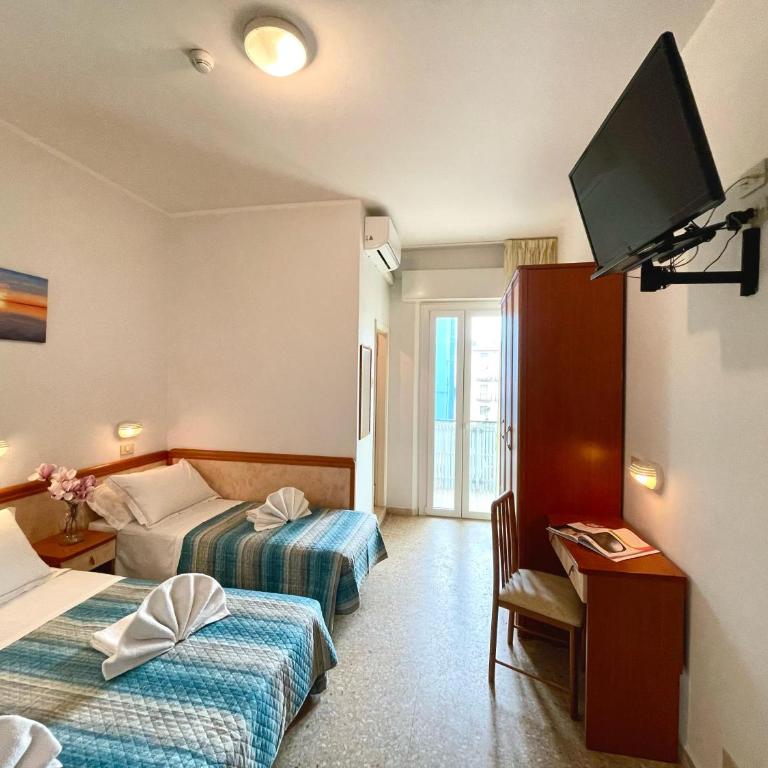 Hotel Crystal con Piscina Estiva Privata - SPIAGGIA INCLUSA con Formula All Inclusive 7 notti & ANIMAZIONE 2026 - Camera Tripla - 17
