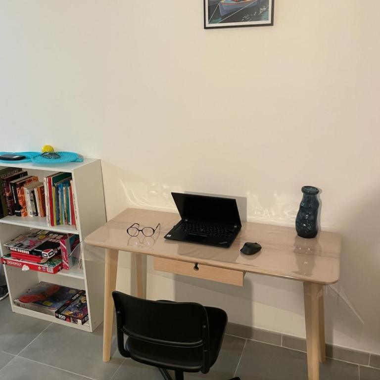 Spacieux T3 Sète, parking, 10 min à pied gare et centre ville, wifi, clim - Two-Bedroom Apartment with Terrace - 10