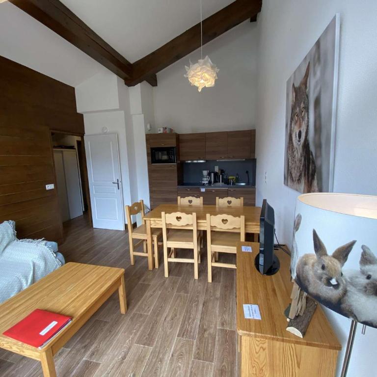 Charmant T3 avec piscine et balcon, proche station - Two-Bedroom Apartment - 1
