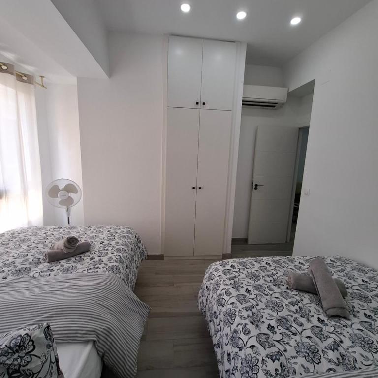 CENTRUM F - Three-Bedroom Deluxe Apartment - 13