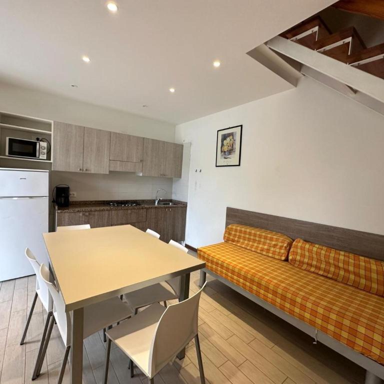 Tastefully furnished flat with pool and playground - Villa - 11