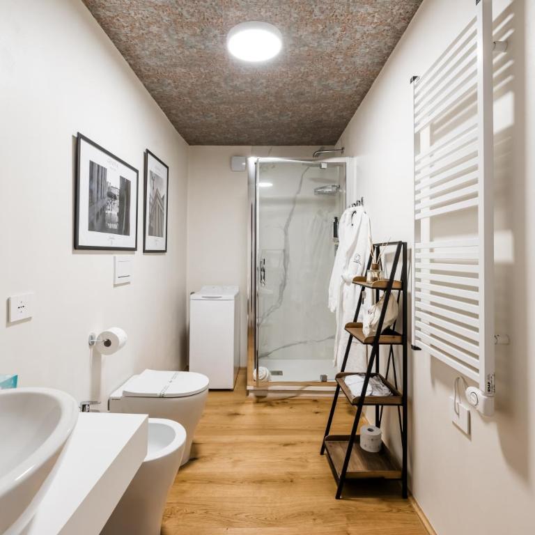 Imperial Luxury and Historical Frescoes in San Giorgio - One-Bedroom Apartment - 12