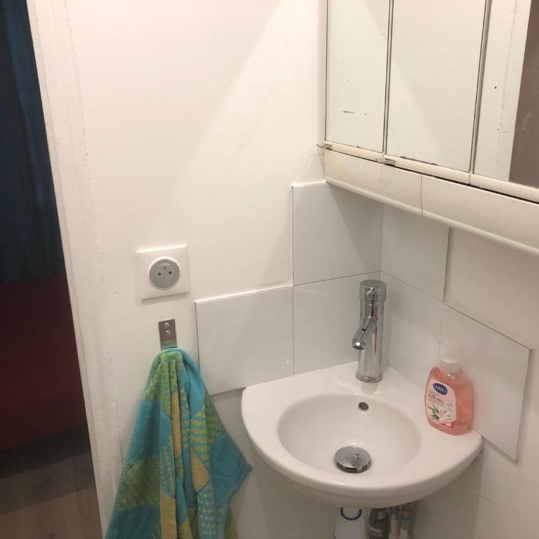 Studio Maryline de 18 m2 - Calme - Rez de chaussée sur patio Privé - Grand Canapé-Lit Clic Clac pour 2 personnes - Kitchenette - Salle de bain - 5 minutes du Métro Brochant de la ligne 13,Bus 54,74 et 31 vers sites touristiques - Appartement 1 Chambre - 16