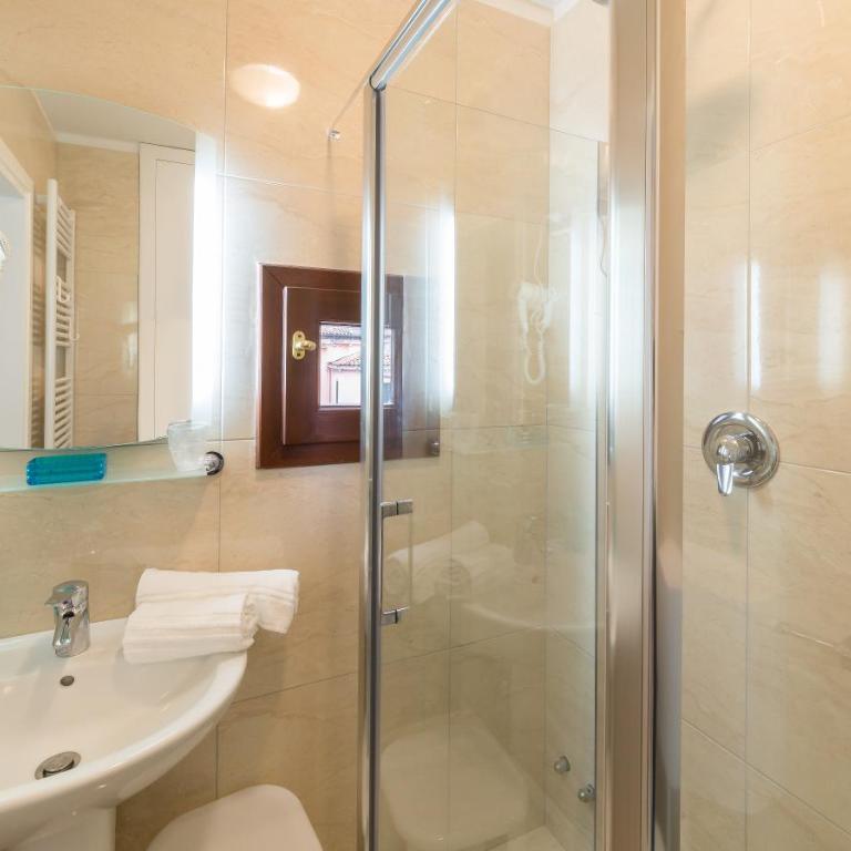 Friendly Venice Suites - Suite Deluxe Carlo Goldoni con Vista Campo Santo Stefano - 16