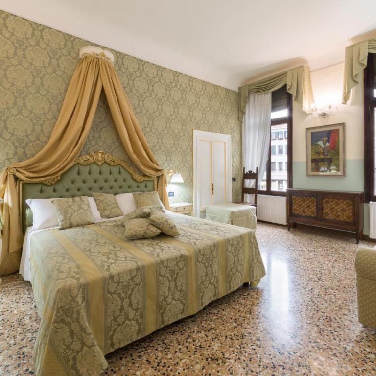 Friendly Venice Suites - Suite Deluxe Carlo Goldoni con Vista Campo Santo Stefano - 9