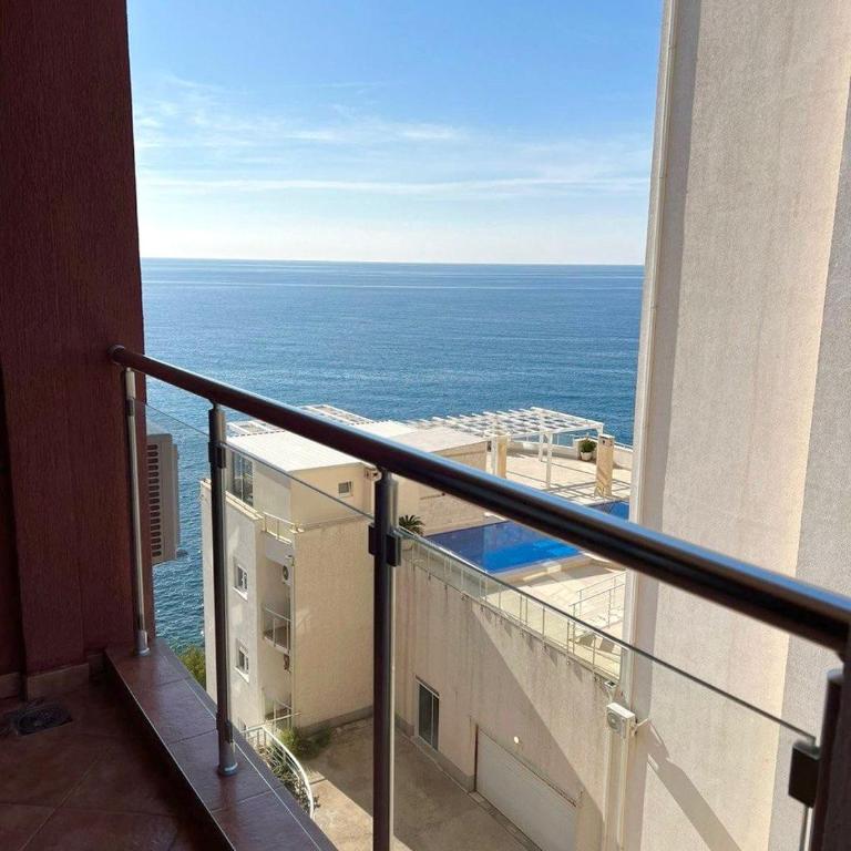 Modern Seaview Apartment with a Pool - One-Bedroom Apartment - 21