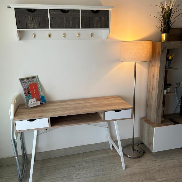 Apartamento totalmente reformado con piscina y jardines al lado de la playa de la Carihuela - Estudio con vistas al mar - 4