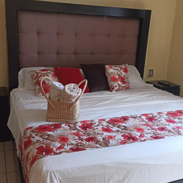 Departamento Tapatío - Three-Bedroom Apartment - 1
