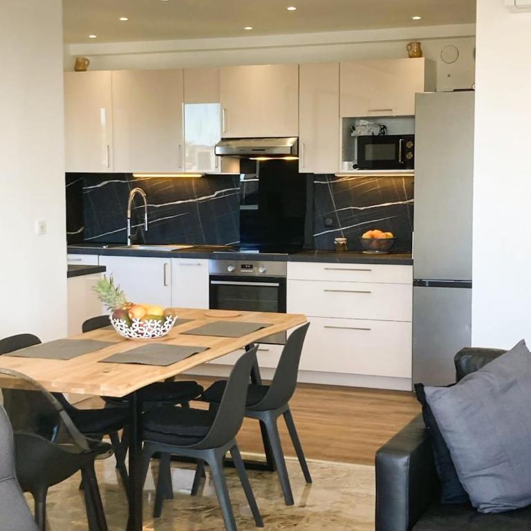 Cannes Sea View, by Beach, Private Room in Shared 3-Bedroom Apartment, Private Bathroom & Balcony,, Chambre avec salle de bain privative & balcon, chez l'habitant - Grande Chambre Double - 16