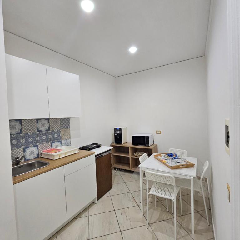B&B Napoli Centrale Room&Jacuzzi - Camera Quadrupla Deluxe - 12