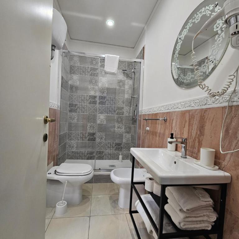 B&B Napoli Centrale Room&Jacuzzi - Deluxe Quadruple Room - 18