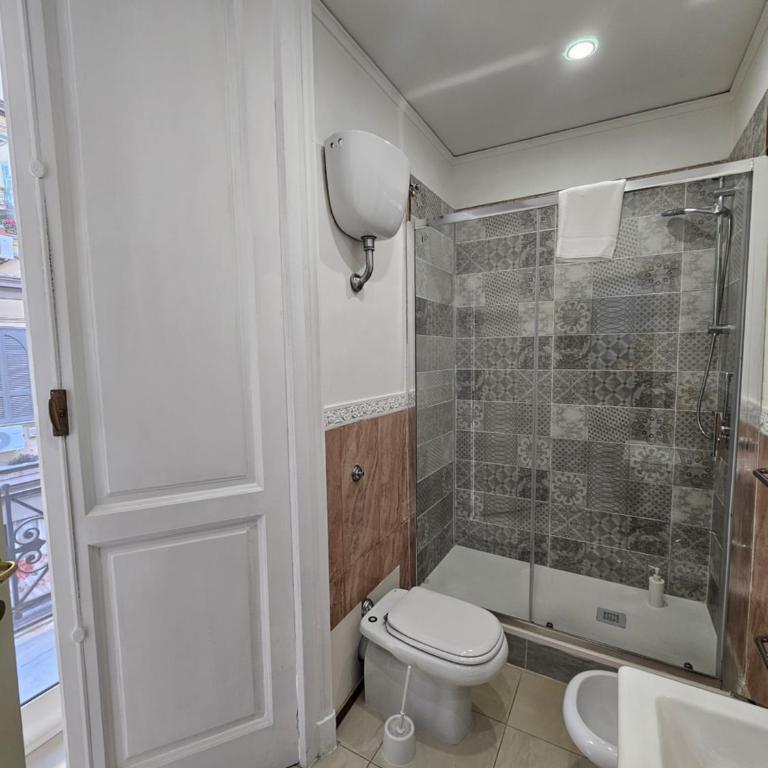 B&B Napoli Centrale Room&Jacuzzi - Camera Quadrupla Deluxe - 14