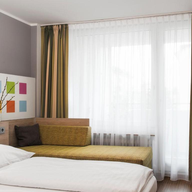 Business & Budget Hotel Tessin - Chambre Double avec Lit d'Appoint - 4