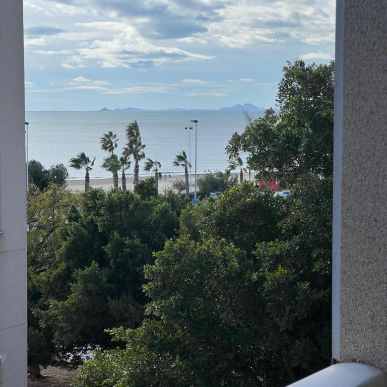 Apartment Los Naufragos - One-Bedroom Apartment with Sea View and Balcony - 2