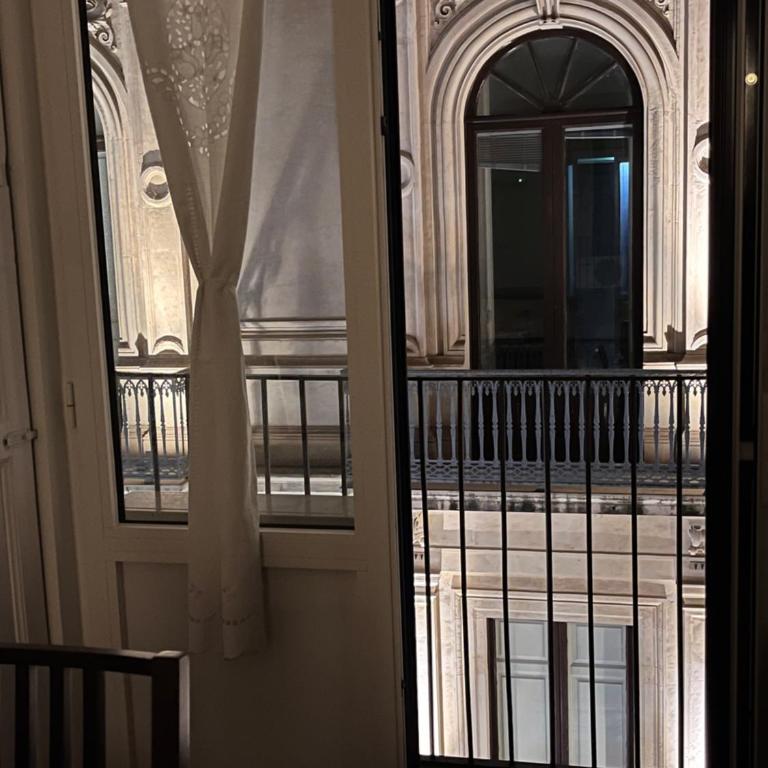 Palace Apartments Central Catania - Appartamento Deluxe con 2 Camere da Letto e Balcone - 9