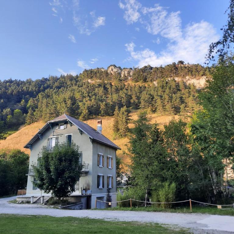Ensemble des Gîte de la Roche Pointue - Jacuzzi - SKI - DOMAINE - Seven-Bedroom House - 3